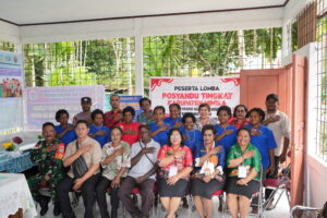 Foto Tim penilai Dinas Kesehatan Kabupaten Mimika bersama kader Posyandu, Pemerintah Kampung Damai, tenang kesehatan puskesmas Kwamki Narama dan tamu undangan saat kegiatan penilaian Lomba Posyandu pada Kamis, 07/08/2025 di Kampung Damai, Timika, Papua Tengah. 