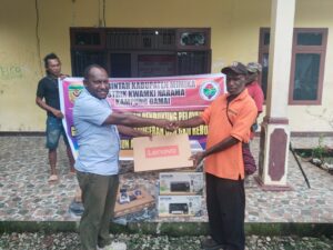 Penyerahan bantuan Printer dan Laptop oleh Kepala Kampung Damai, Luther Wenda Kepada Pihak Gereja pada Senin, 04/08/2025 di Kantor Kampung Damai, Timika, Papua Tengah. 
