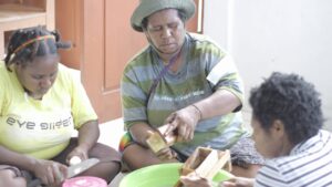 Foto saat kader TP PKK Kampung Damai menggelar pelatihan pembuatan keripik pada Sabtu, 16/08/2025 di Balai Kampung Damai, Timika, Papua Tengah